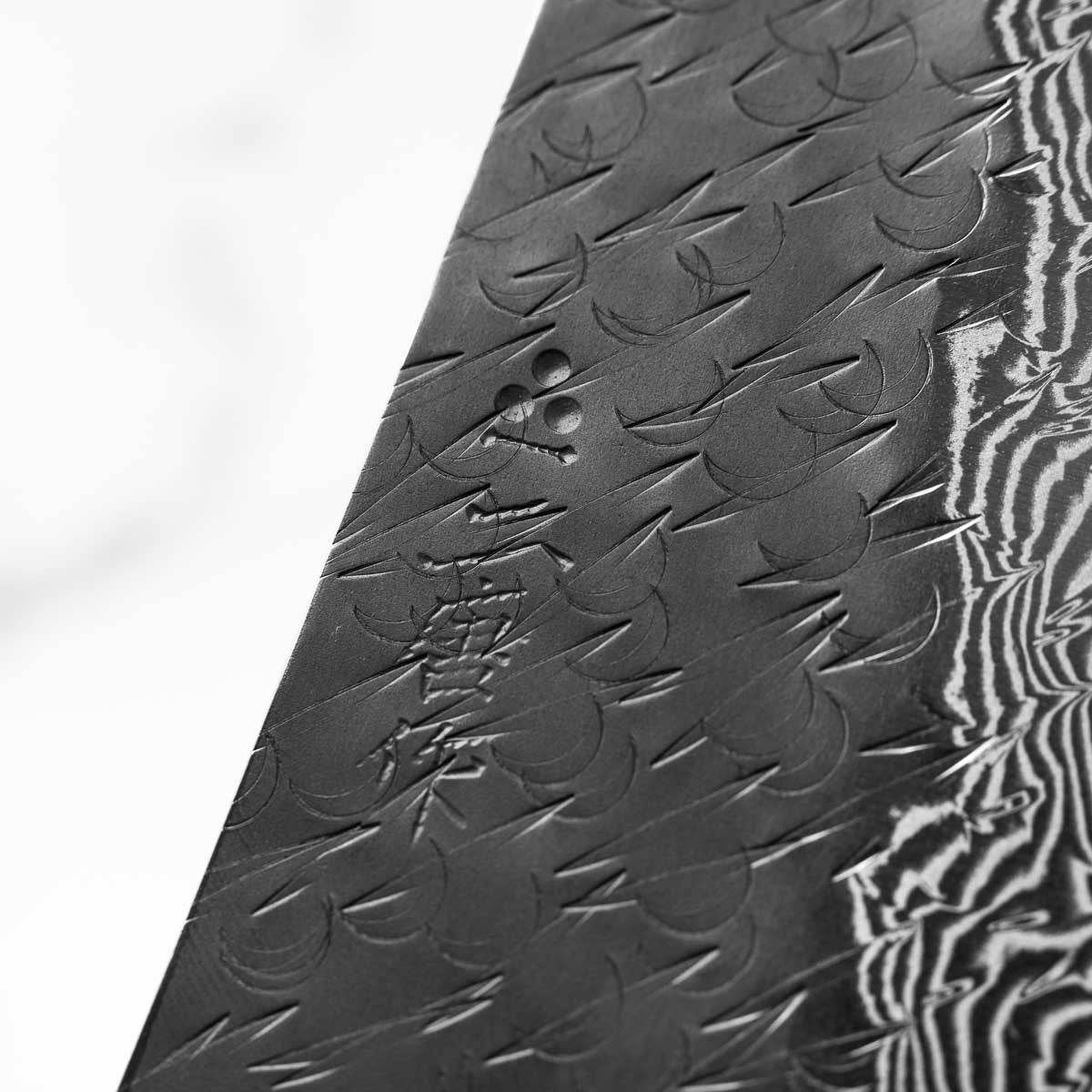 Nigara Hamono SGSTRIX Kurouchi Tsuchime Damascus Santoku 180mm - Mono Ebony