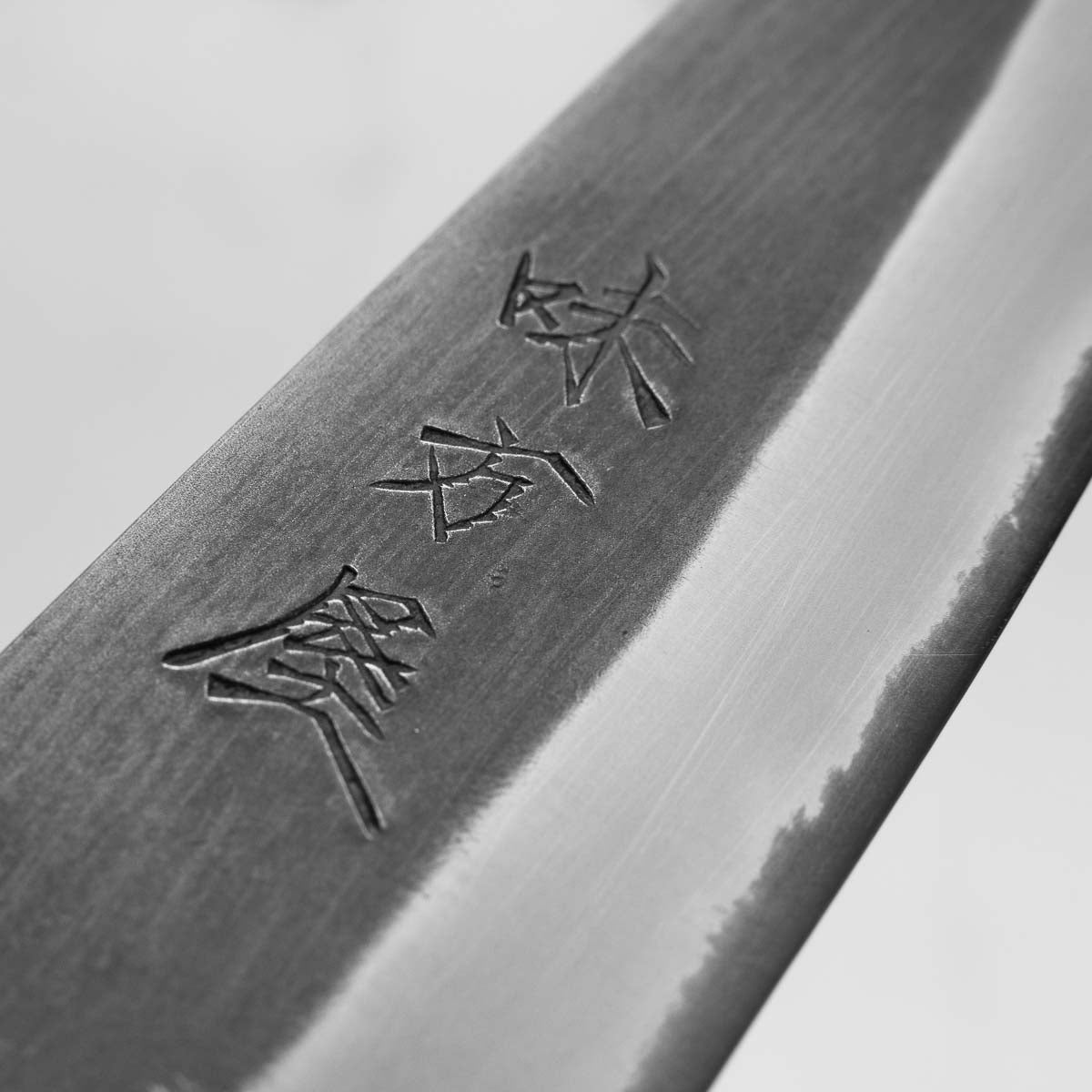 Mutsumi Hinoura Ajikataya White 2 SS Clad Petty 135mm - Ebony w/ Double Black Horn (3 rings)